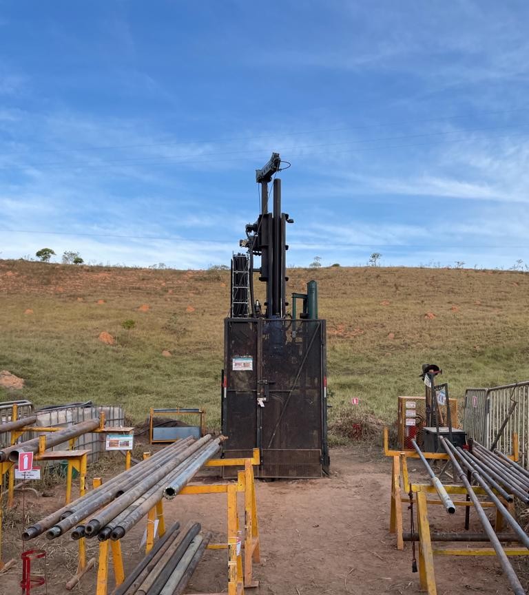 Sonda de perfuração em operação de campo